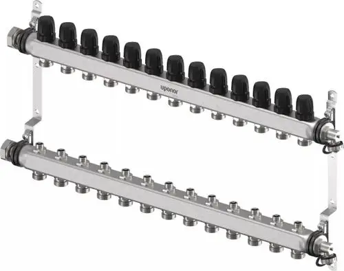 Verteiler von Uponor mit mehreren Anschlüssen, ausgestattet mit Blenden, zur Verwendung in Heizungs- oder Kühlsystemen. Oberflächen aus Metall, klar strukturiert.